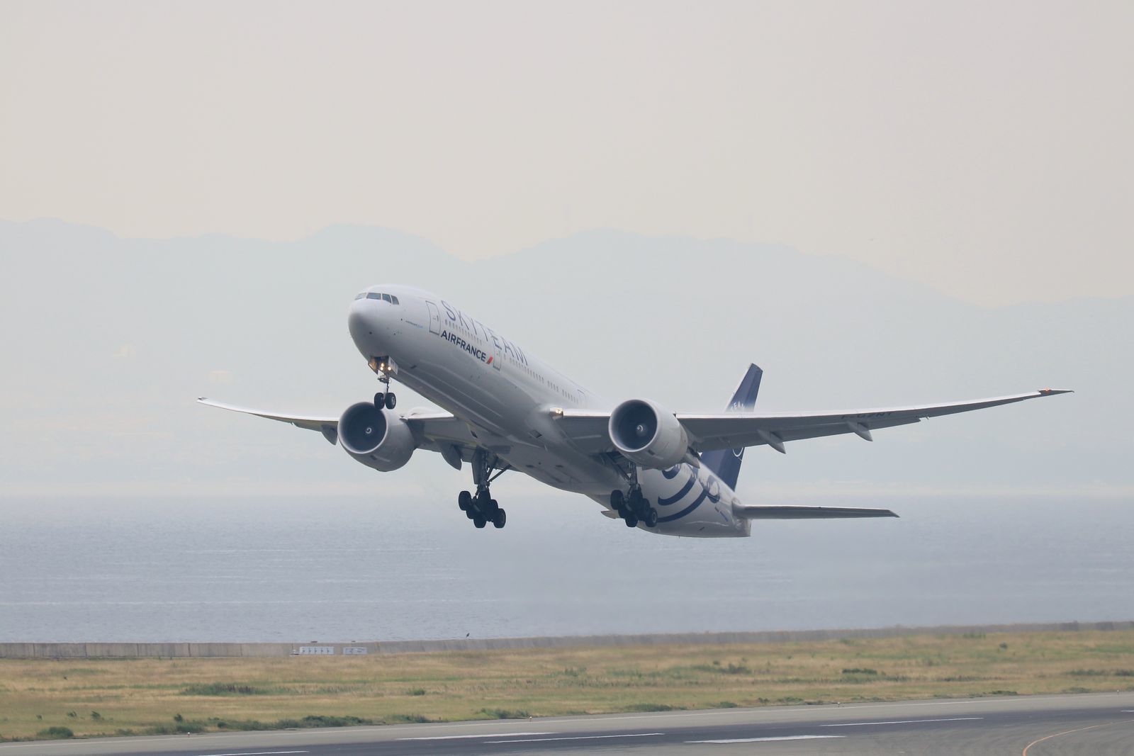 エールフランスのスカイチーム塗装機を撮影に 関空展望ホールへ 山河彩時記